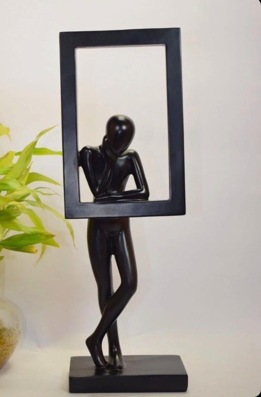 Statue penseur accoudé au cadre