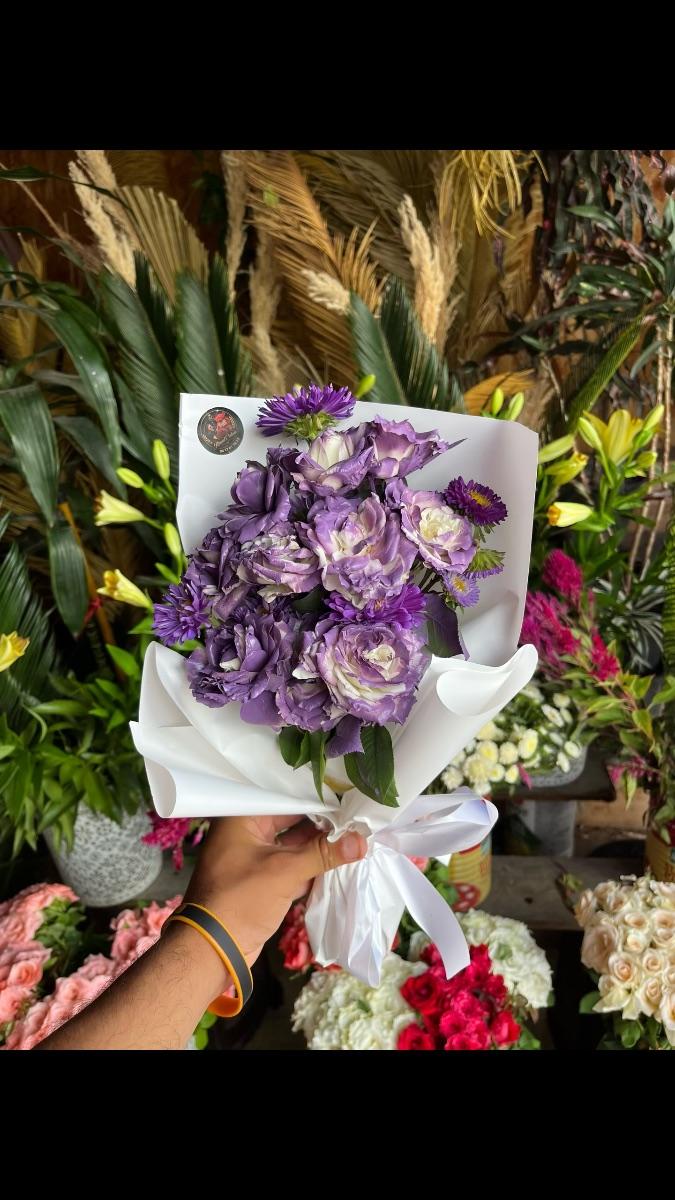 Bouquet de roses violettes et asters