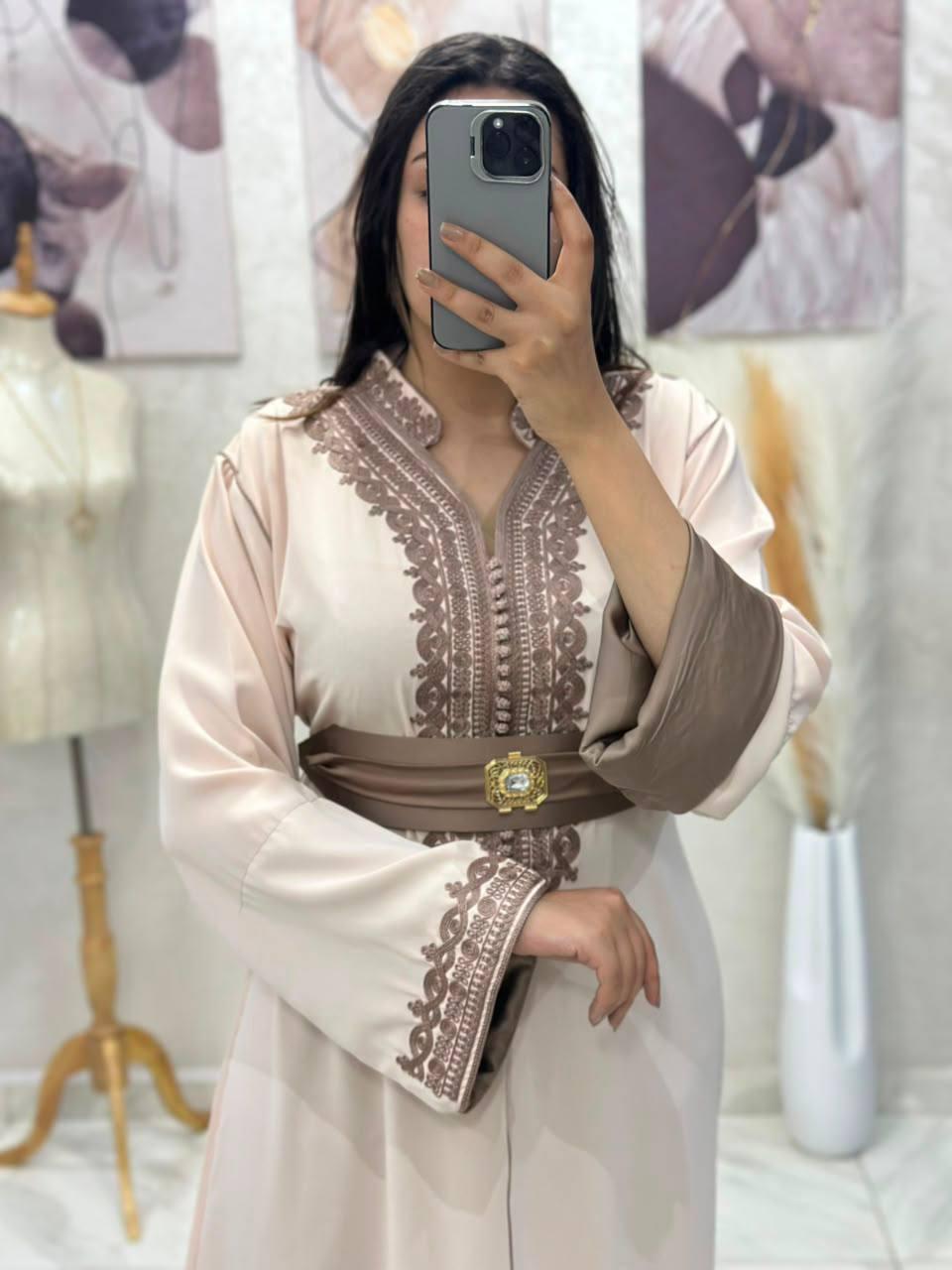 Caftan marocain brodé avec ceinture