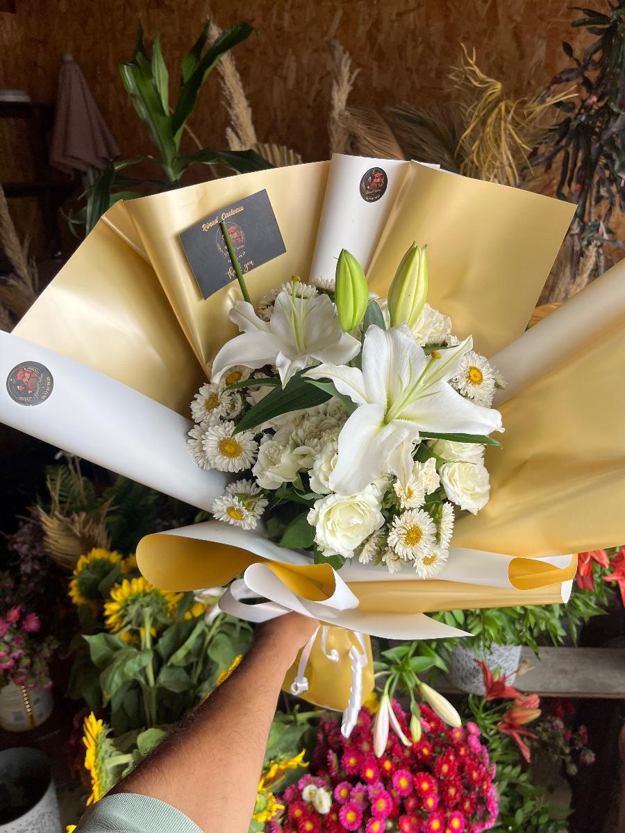 Bouquet de fleurs blanches et jaunes