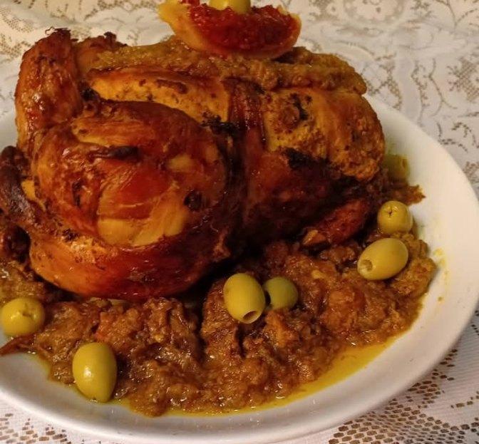 Brochettes de poulet marinées avec riz et légumes