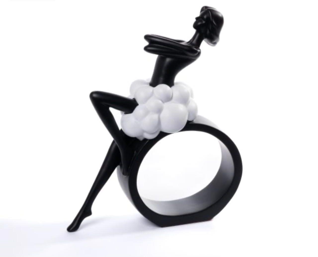 Statue femme assise sur un anneau