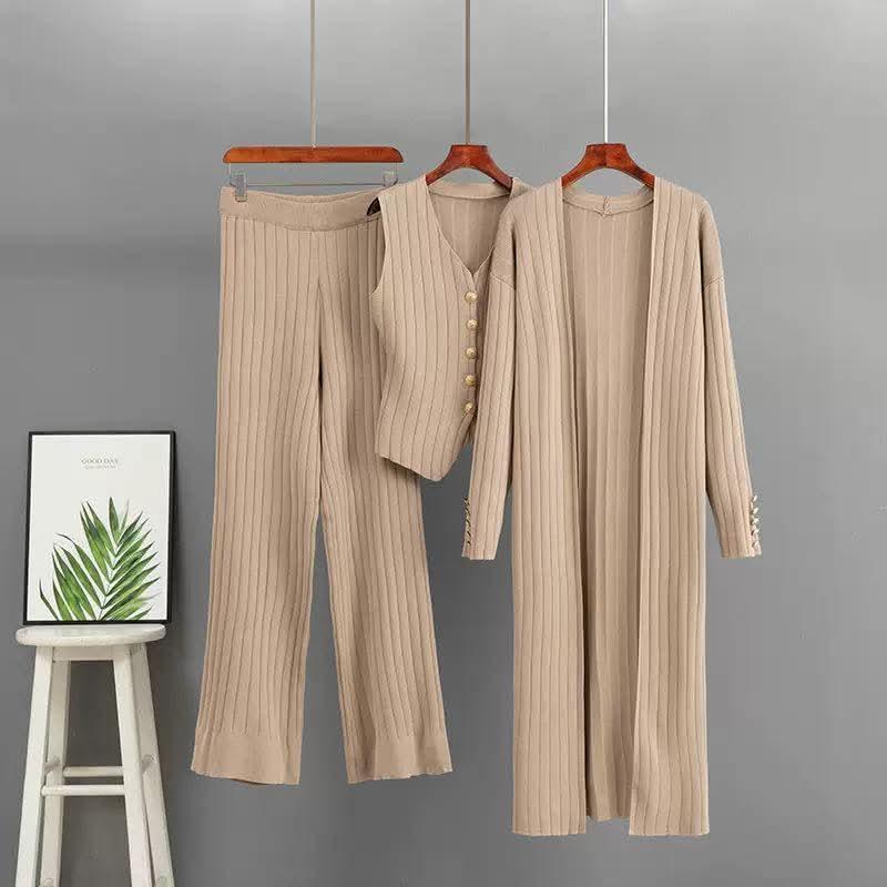 Ensemble tricoté cardigan pantalon et gilet