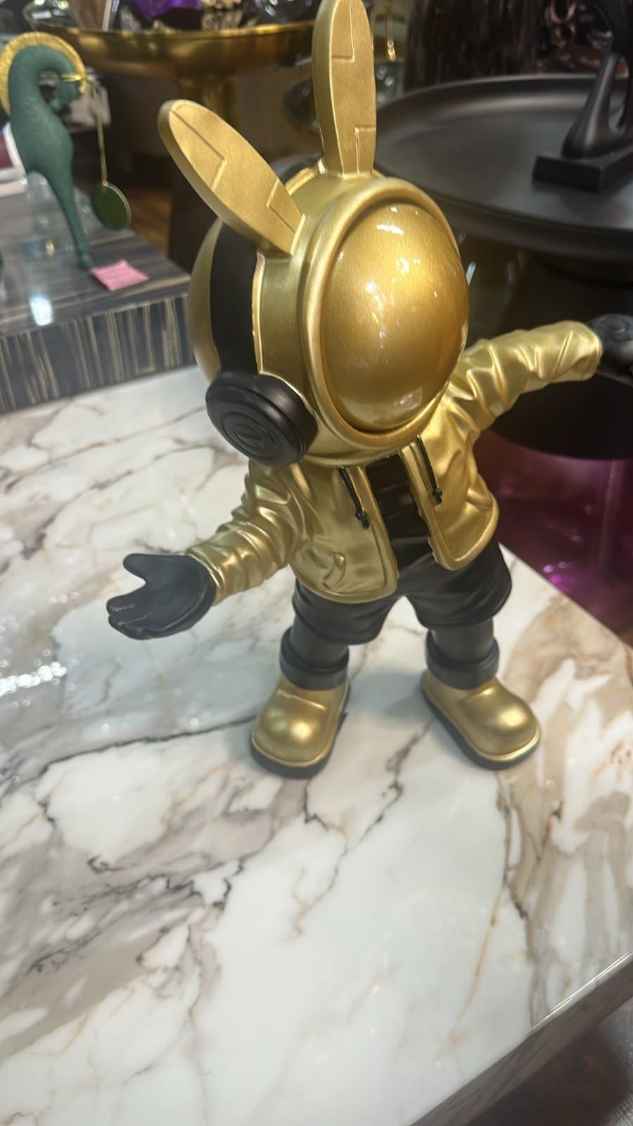 Astronaute lapin doré, statue design