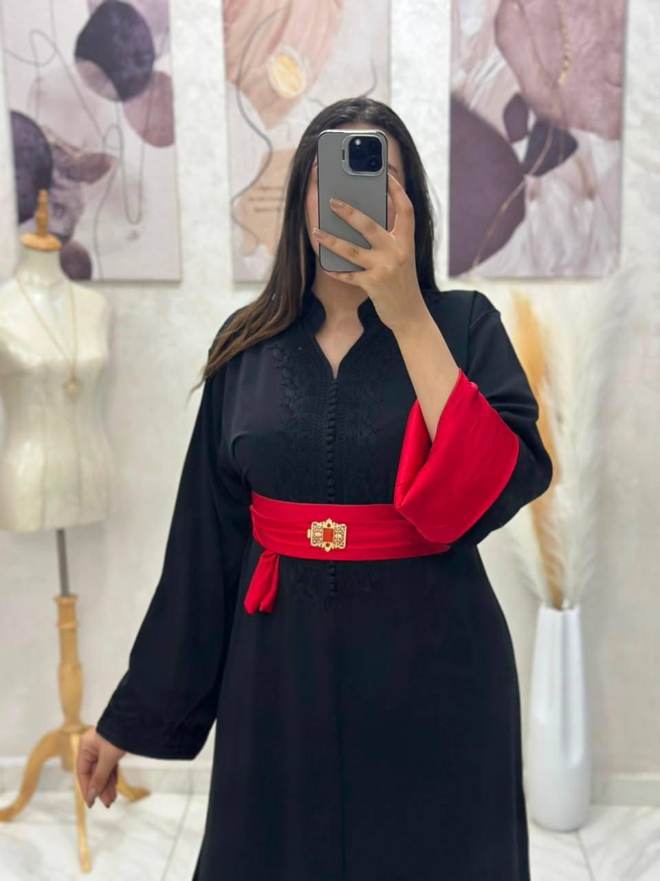 Caftan marocain brodé avec ceinture