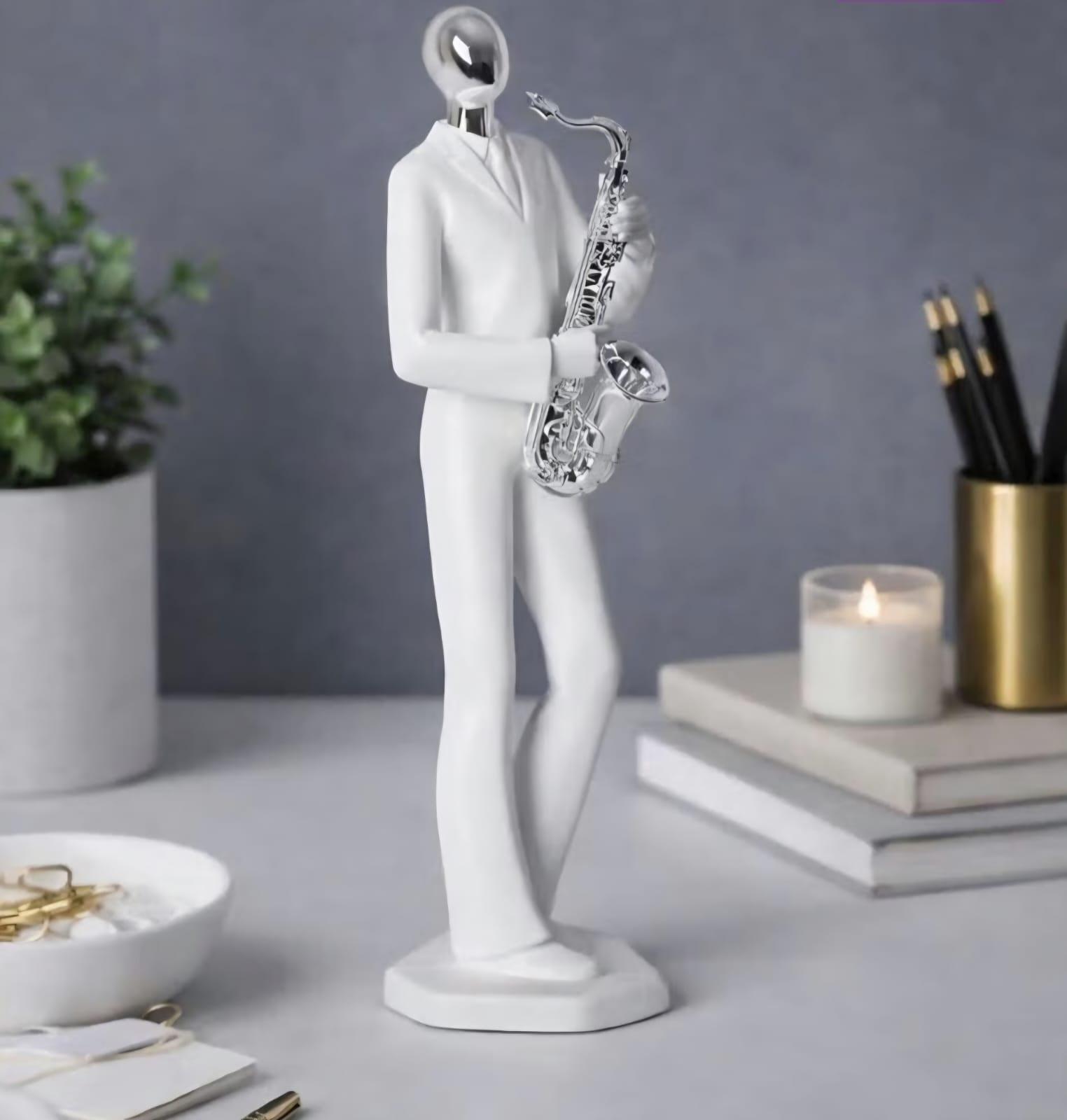 Statue saxophoniste, tête argentée