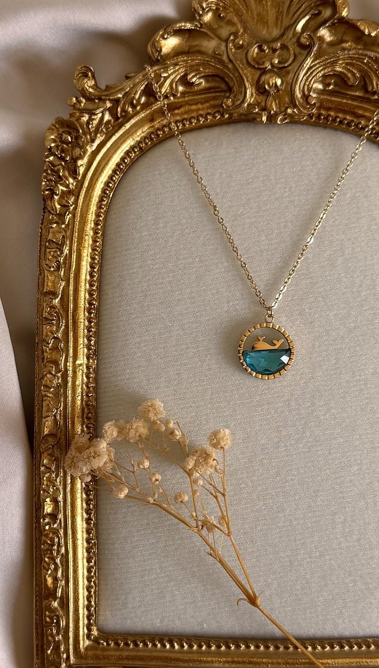 Collier pendentif baleine et pierre bleue