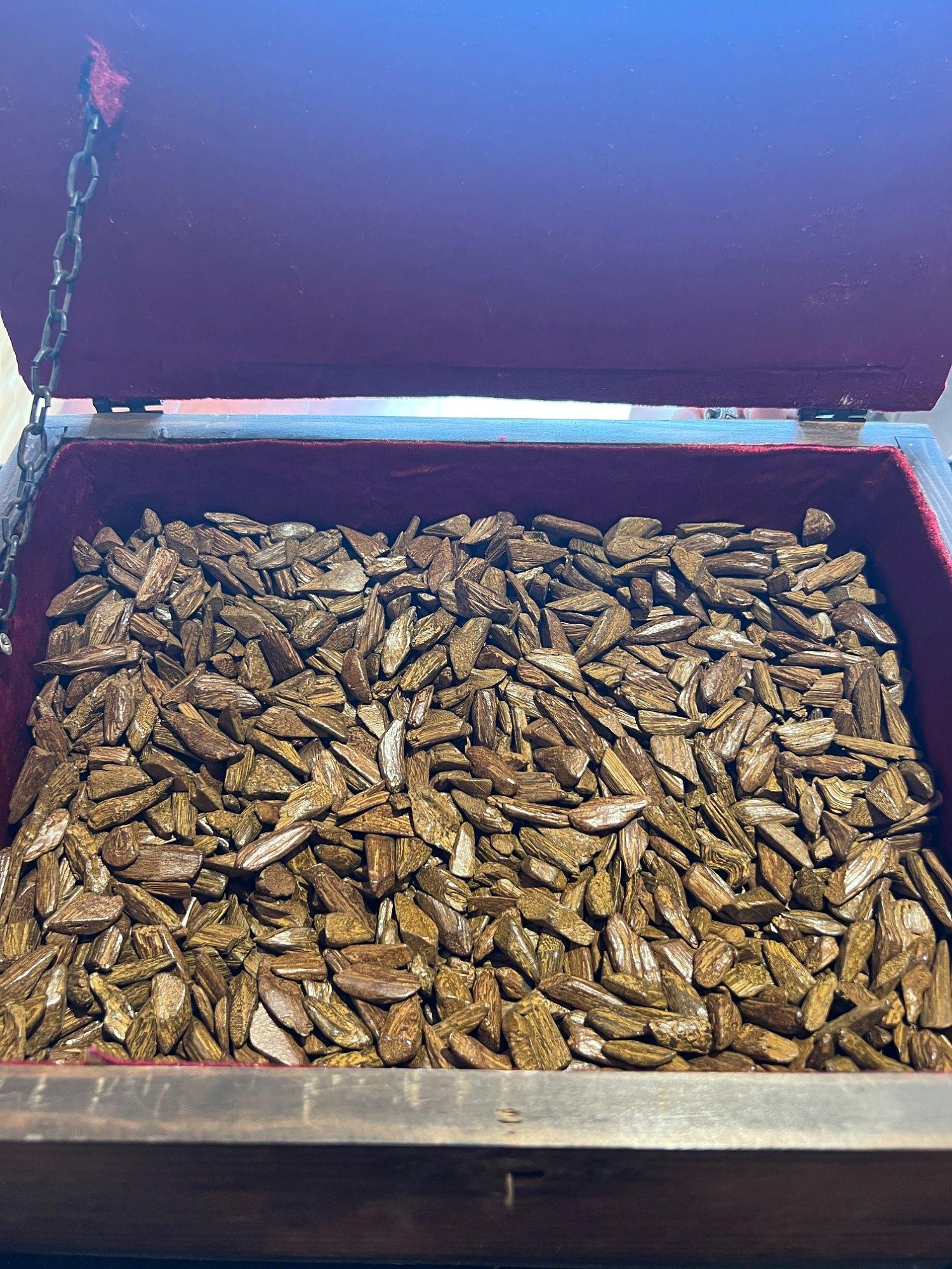 Bois d'oud brut en copeaux