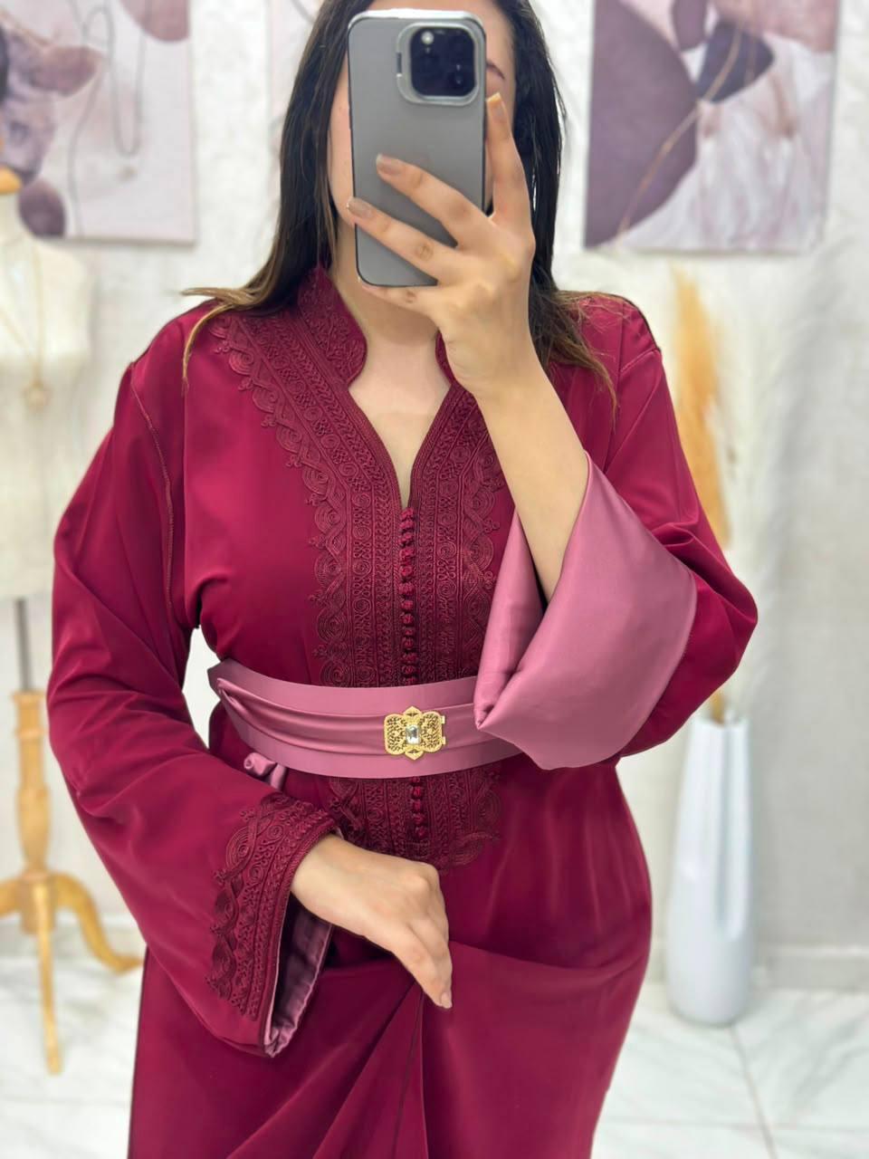 Caftan marocain brodé avec ceinture