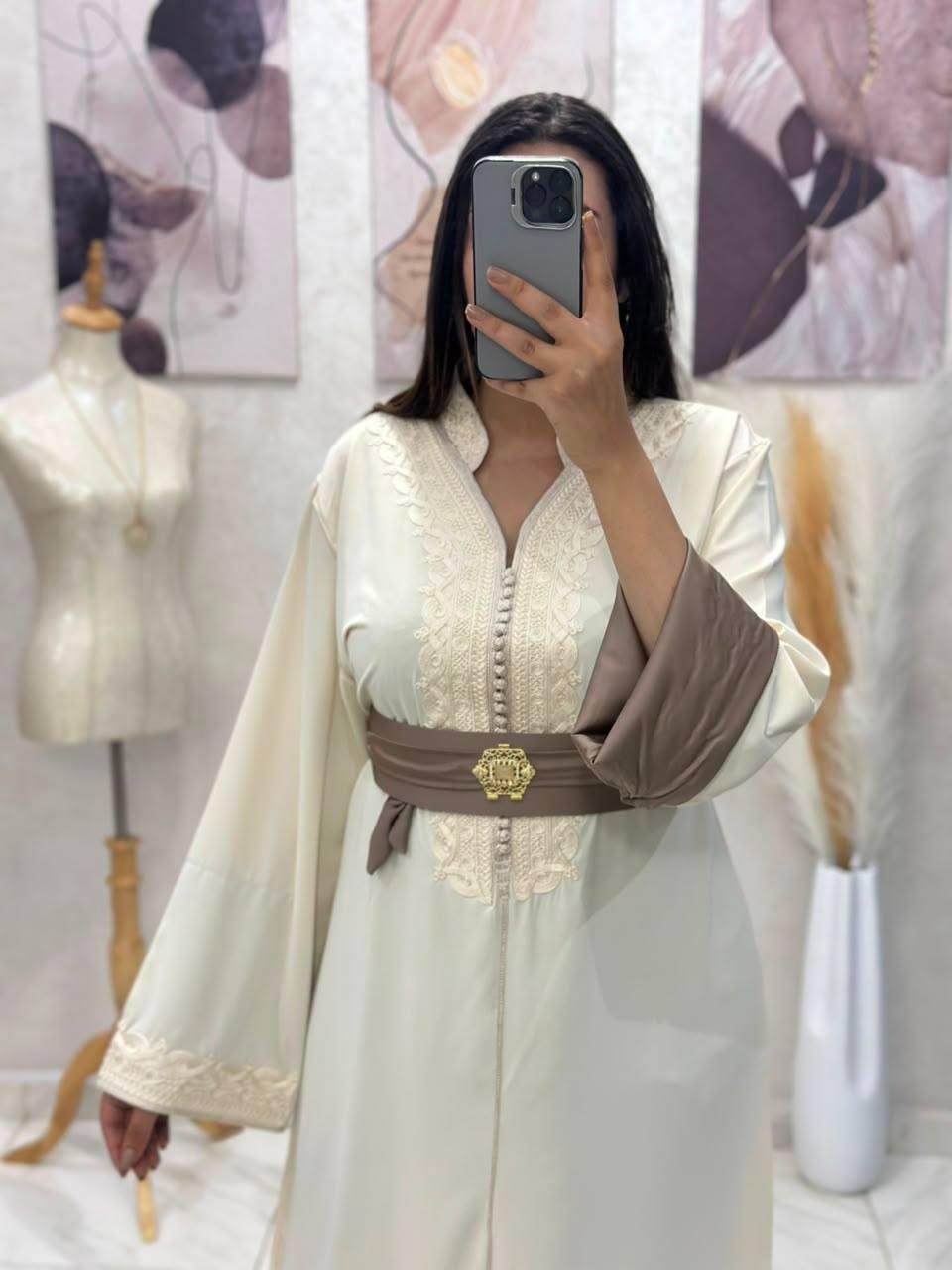 Caftan marocain brodé avec ceinture
