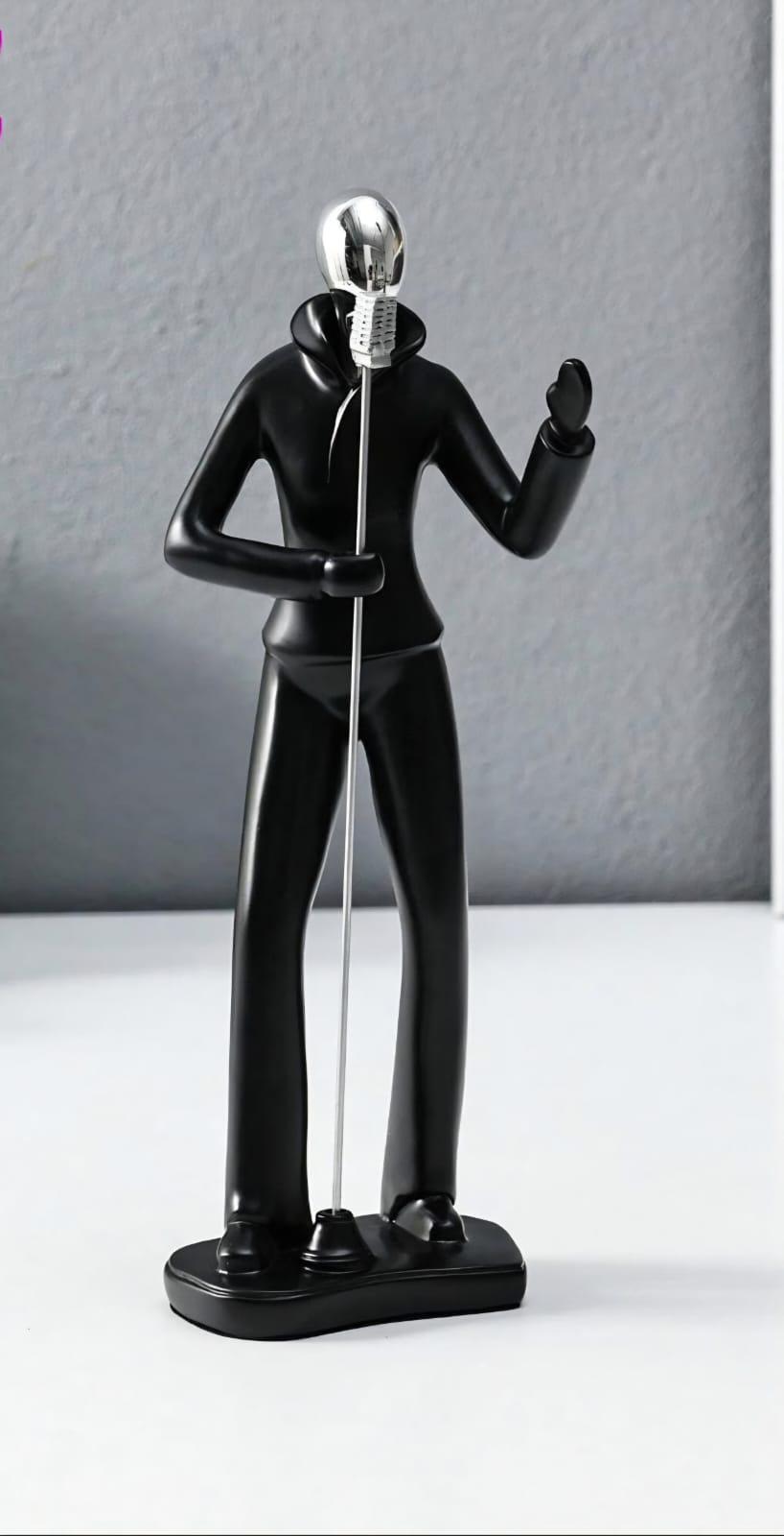 Statue chanteur au micro, tête argentée