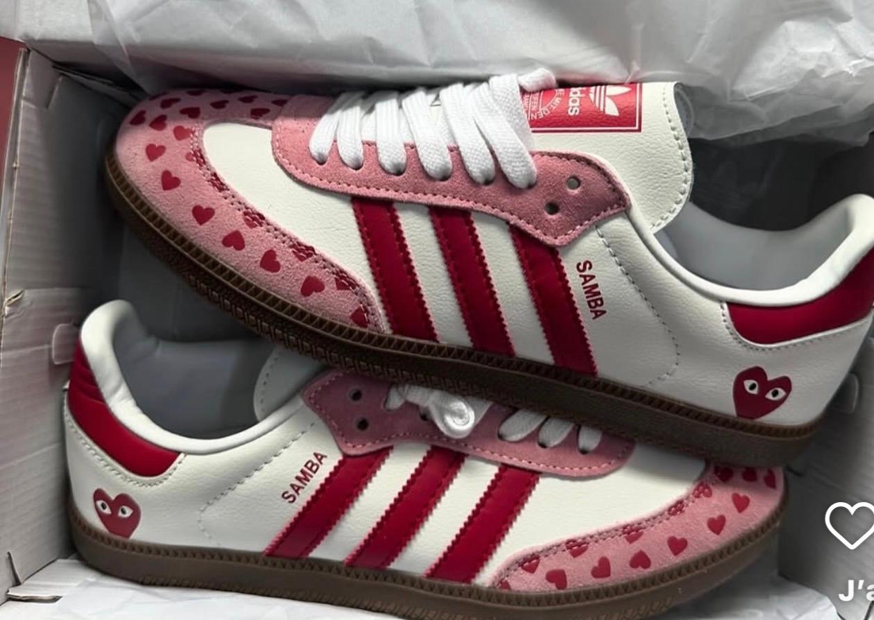 Baskets Adidas Samba rose et blanche avec cœurs