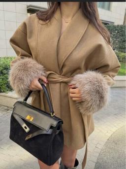 Manteau court ceinturé avec fausse fourrure — photo 1