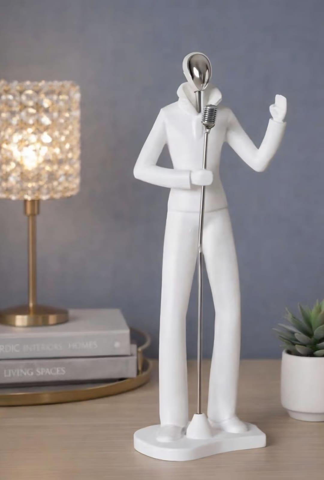 Statue chanteur au micro, tête argentée
