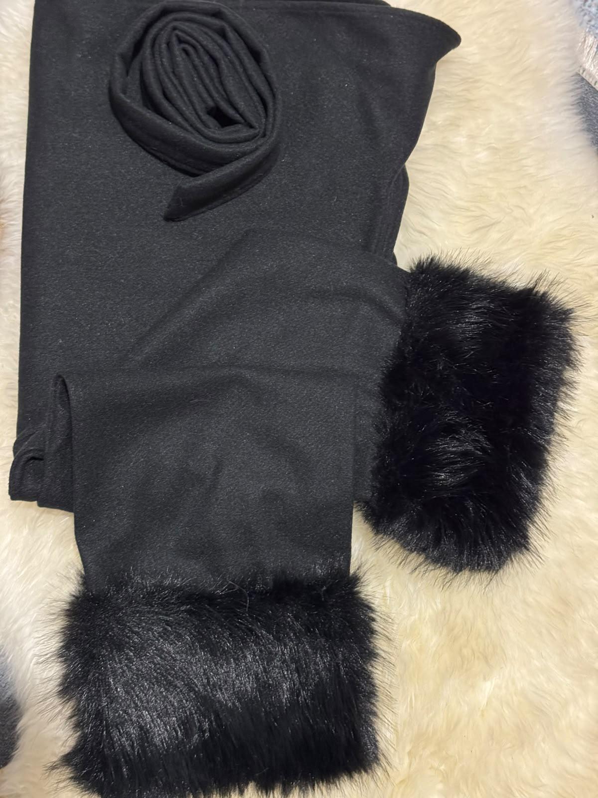 Manteau court ceinturé avec fausse fourrure