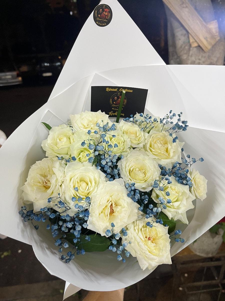Bouquet Roses Blanches & Gypsophile Bleu