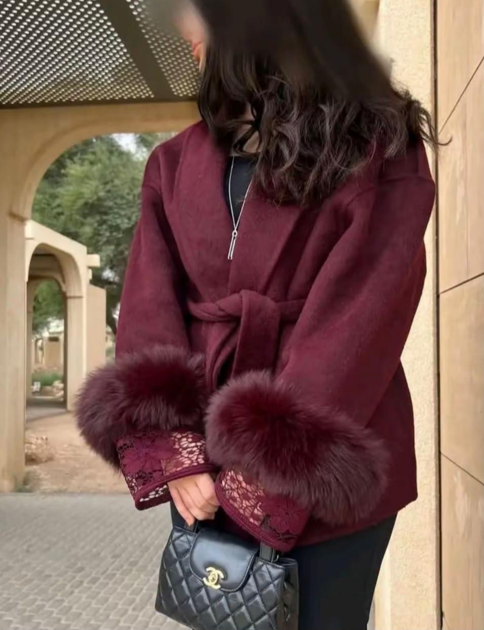 Manteau court ceinturé avec fausse fourrure