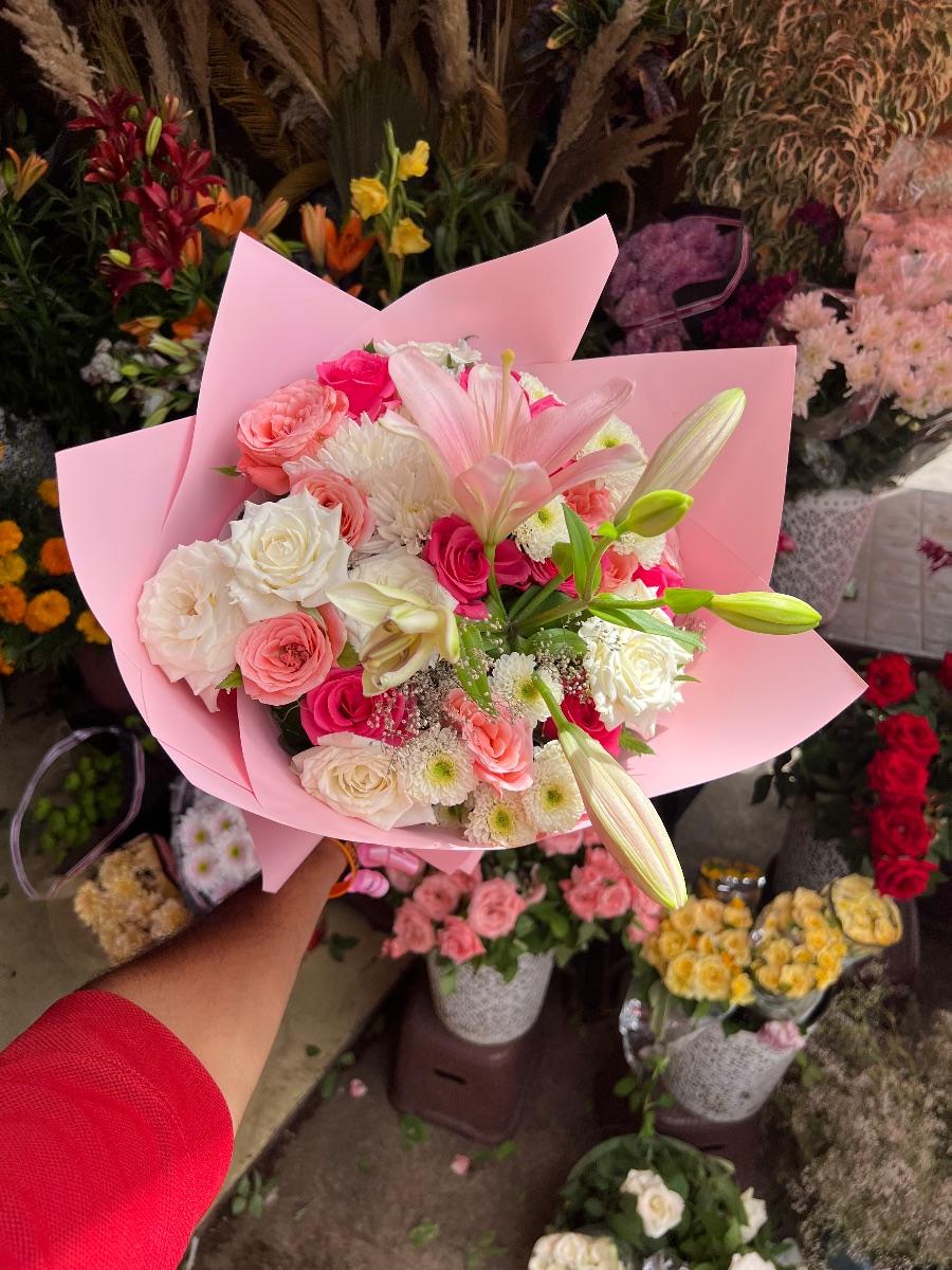 Bouquet de fleurs roses et blanches