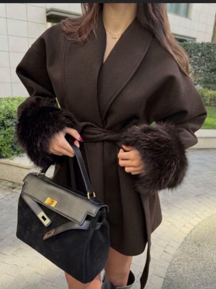 Manteau court ceinturé avec fausse fourrure