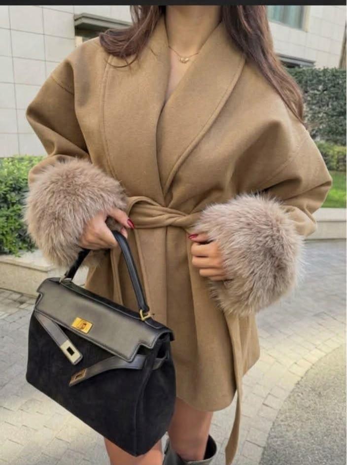 Manteau court ceinturé avec fausse fourrure